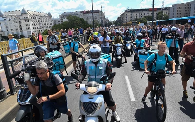 Lezárták a tüntetők a budapesti Margit hidat