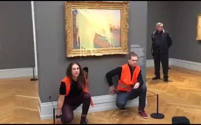 VIDEÓ: Leöntötték burgonyapürével Claude Monet legdrágább festményét klímaaktivisták Németországban
