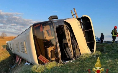 Felborult egy ukrán menekülteket szállító busz Olaszországban