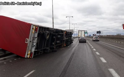 Videón, ahogy felborul a kamion a pozsonyi hídon