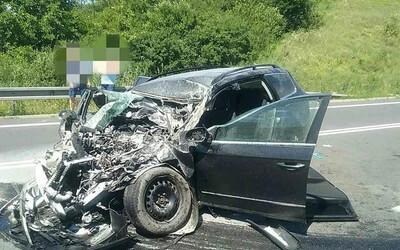 Súlyos közúti baleset – egy teherautó és egy személyautó ütközött