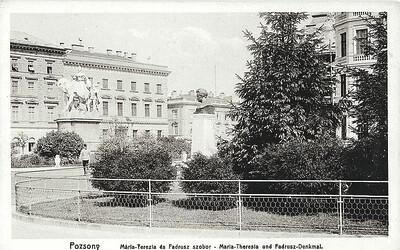 A háttérben a Mária Terézia-szoborcsoport, az előtérben pedig a Fadruszt ábrázoló mellszobor egy korabeli képeslapon (A Pozsonyi Kifli Polgári Társulás archívuma)
