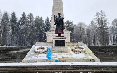 Újabb szlovákiai emlékművet mázoltak kékre és sárgára