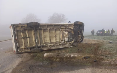 Egy furgon és egy személyautó ütközött Muzsla és Béla között