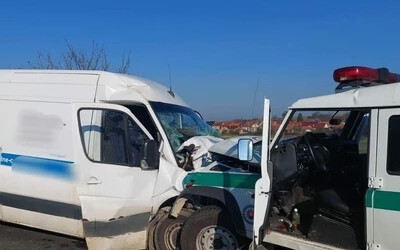 SÚLYOS frontális baleset: rendőrautónak ütközött egy furgon