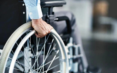 Érsekújvár: Súlyos sérüléseket szenvedett egy 82 éves nyugdíjas, akit tolószékkel gázoltak el