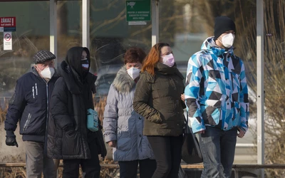 Mától a szájmaszk- és reszpirátorviselésre vonatkozó előírások is enyhülnek