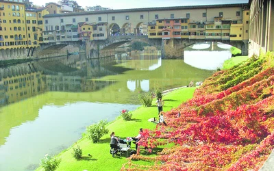 Az 1565-ben épült, helyenként csak egy méter széles titkos átjáró a Palazzo Vecchiót köti össze az Uffizin és a Ponte Vecchión (a felvételen) keresztül a Pitti-palotával