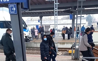 Olvasónktól kaptuk: Hét illegális bevándorlót szállítottak le a vonatról a szlovák és magyar rendőrök Vácnál