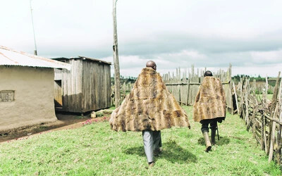 Elkerített falu, Nairobitól 200 kilométerre. A települést rétek övezik