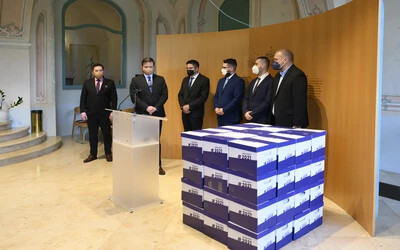 Referendum – 600 ezer aláírást adtak le az elnöki palotában