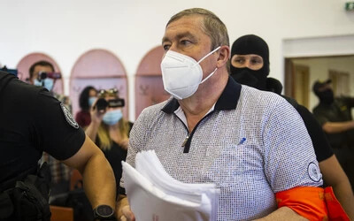 Dušan Kováčik lefogyott a vizsgálati fogságban eltöltött nyolc hónap alatt.  A tárgyaláson papírról olvasta fel az előkészített vallomását.⋌(TASR-felvétel)