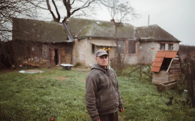 Gilányi Lajos a lehetőségekhez mérten építgeti-szépítgeti nagyapja egykori családi házát 