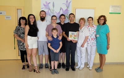 A gyászoló család átadta az összegyűjtött pénzösszeget a dunaszerdahelyi kórház újszülött osztályának (fotó: a Dunaszerdahelyi Kórház képarchívuma)