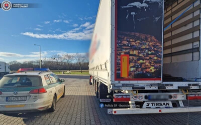Míg a sofőr aludt, 660 porszívót pakoltak le egy kamionról