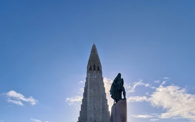 A mintegy 75 méter magas Hallgrímskirkja, az ország legnagyobb temploma és legmagasabb épülete