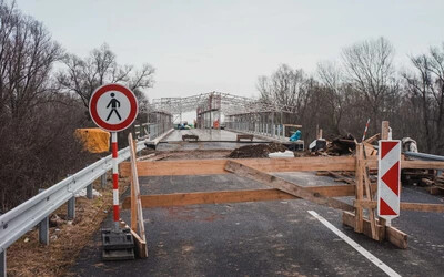 A Szürnyeg határában található M2774-es hidat 1965-ben építették, tartószerkezetét a méretre gyártott betontalpak sora alkotja