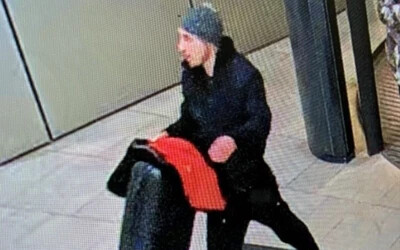 Női ruhadarabokkal, alsóneművel teli bőröndöt lopott – a rendőrség keresi
