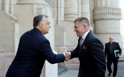 Orbán Viktor és Robert Fico már korábban is megértették egymást. A szlovák külügyminiszter, Rastislav Káčer Orbán Viktor rendszerét „okos autokráciának” nevezte, és szerinte a Smer elnökének is hasonló ambíciói vannak. (TASR/MTI-felvétel)
