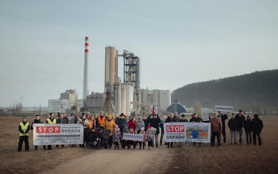 A tüntetők különféle transzparensekkel vonultak vég a falu és a cementgyár közti poros úton 