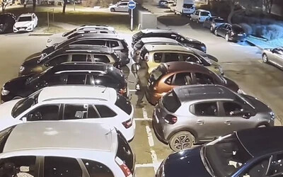 VIDEÓ: 14 autó hátsó ablaktörlőjét törte le, a rendőrség keresi