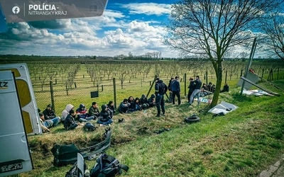 25 illegális bevándorlót és 2 embercsempészt szállított egy szlovákiai kamionsofőr