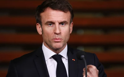 Macron levette a luxusóráját egy interjú során – kritikusai mögöttes tartalmat keresnek benne