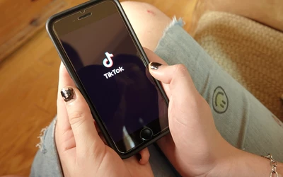  60 percre korlátozná a TikTok a 18 év alattiak alkalmazáshasználati idejét