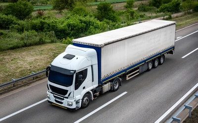 59 órát vezetett szünet nélkül egy szlovákiai kamionsofőr – a munkaadója kötelezte rá