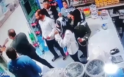 VIDEÓ: Joghurttal öntöttek le két fejkendő nélküli nőt Iránban, az áldozatokra is büntetés vár