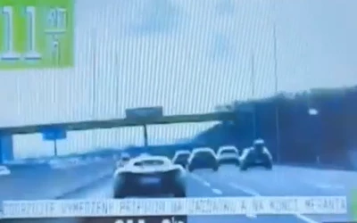 VIDEÓ: A Mercedes 64 éves sofőrje a megengedett maximális sebesség közel duplájával hajtott az autópályán