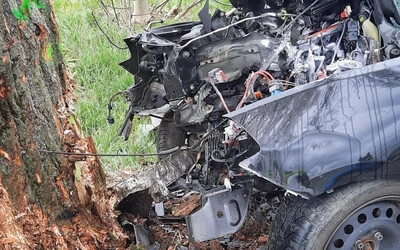 TRAGÉDIA: Fának hajtott, elhunyt a Renault 40 éves sofőrje