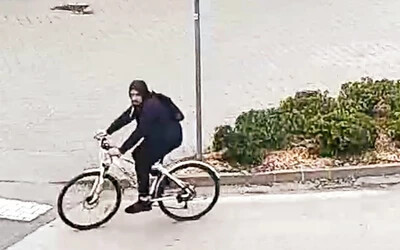 Egy kerékpáros kikapta egy járókelő kezéből a pénztárcáját – Felismeri a férfit?