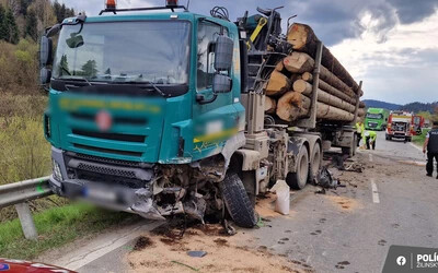 Rönkszállító kamionnak hajtott a személyautó, elhunyt egy 24 éves férfi