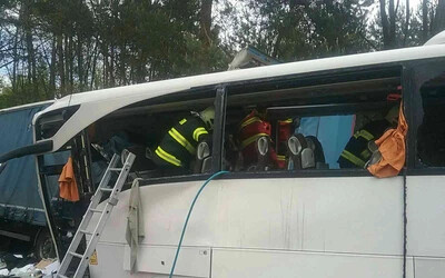 55-re nőt a D2-es autópályán történt autóbusz-baleset sérültjeinek száma, egy személy elhunyt