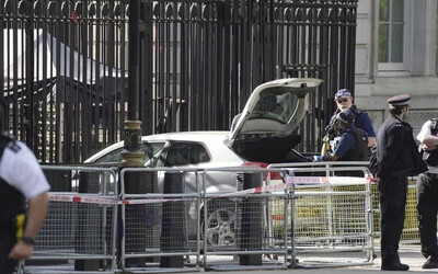 Autó ütközött a Downing Streetet elzáró kerítésnek
