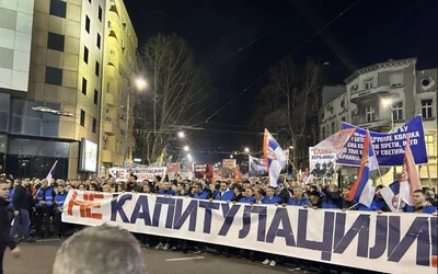 VIDEÓ: Tüntetők tízezrei lepték el Belgrádot