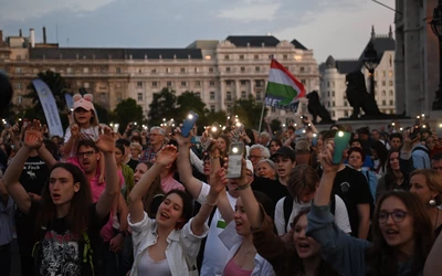 Az új pedagóguséletpálya-törvény ellen tüntettek az Országház előtt