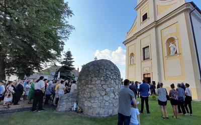 Az új templomszobrok  Szent Erzsébetet és Szent Lászlót ábrázolják (A szerző felvétele)