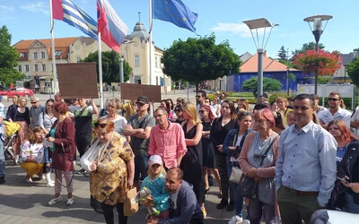 A Hársfa utcai óvoda bezárása ellen tüntettek a szülők Párkányban