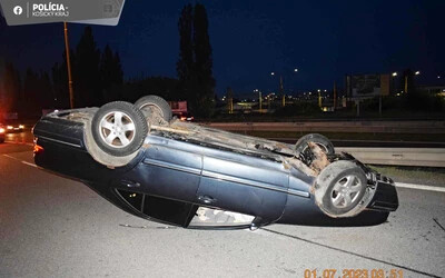Szalagkorlátnak hajtott, tetejére borult az autó – ismeretlen sofőrt keres a rendőrség