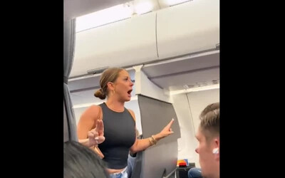 VIDEÓ: Egy nő szerint az egyik utas „nem volt igazi“ a repülőn – teljesen felháborodott