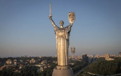 Felkerült az ukrán címer a kijevi Szülőföld emlékműre