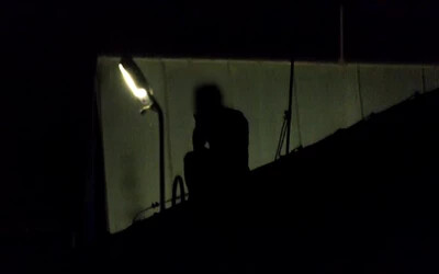 Fehérneműben, késsel a kezében ült egy szlovákiai férfi a garázstetőn