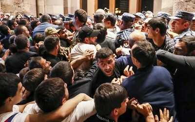 Kiújultak a tüntetések az örmény fővárosban a hegyi-karabahi fejlemények miatt