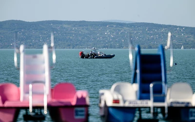 VIDEÓN, ahogy a Balatonba zuhan egy rendőrségi helikopter