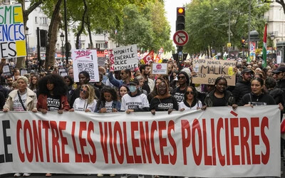 Rendőrségi gépjárműre támadtak a rendőri erőszak ellen Párizsban tüntetők