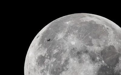 A nap képe: A Nemzetközi Űrállomás elhalad a Hold előtt