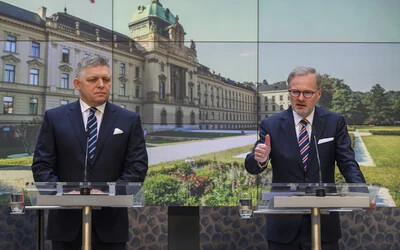 Robert Fico kormányfő Prágában hangsúlyozta, Szlovákia nem hisz az ukrajnai konfliktus katonai megoldásában, Petr Fiala cseh miniszterelnök szerint az egységes uniós politika és fellépés a fontos (TASR-felvétel)
