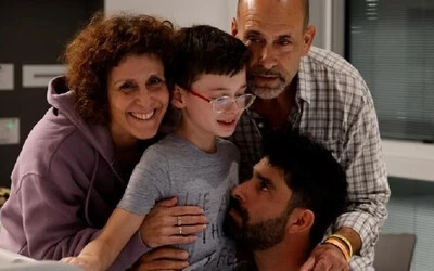 VIDEÓ: Hat hét után újra megölelhette apukáját a 9 éves izraeli túsz